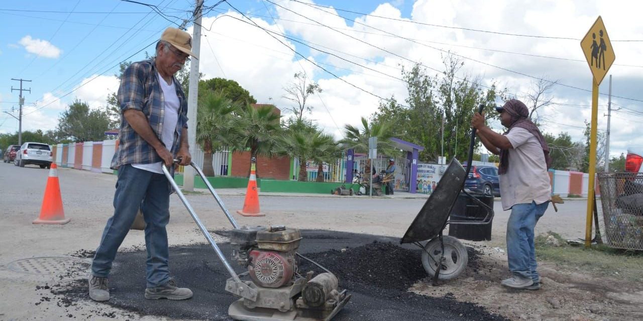 Supervisa alcaldesa de Sabinas programa de bacheo