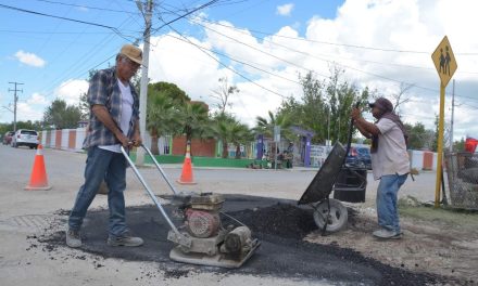Supervisa alcaldesa de Sabinas programa de bacheo