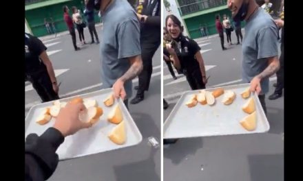 Joven reparte bolillo ‘para el susto’ tras sismo en Ciudad de México (video)
