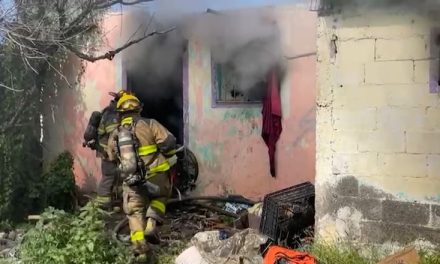Veladora causa incendio en vivienda de Universidad Pueblo, en Saltillo