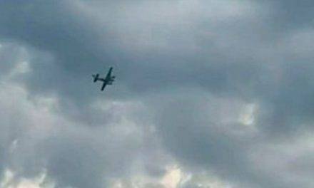 Aterriza piloto que amenazó con estrellar avión en EU y es detenido