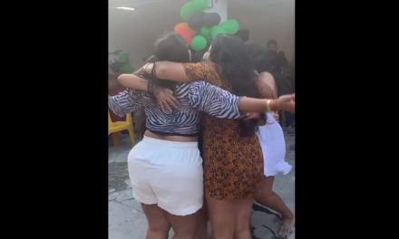 ‘Juntas hasta el final’; mujeres se caen a un pozo mientras celebraban (video)