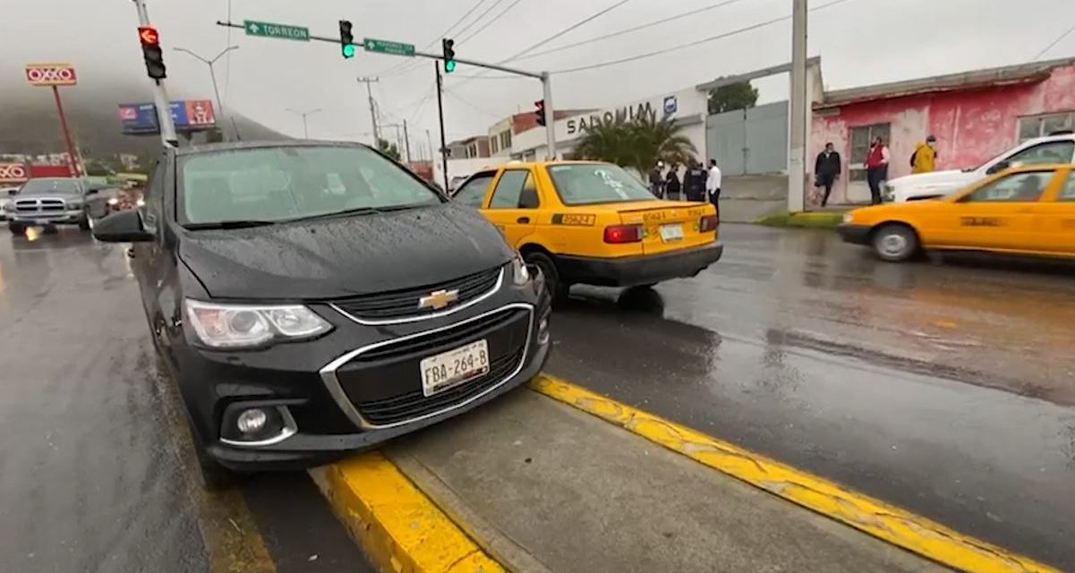 Derrapa, choca transporte y se sube a camellón sobre calzada Madero en Saltillo