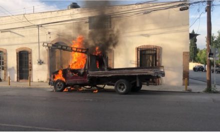 Arde camión en Otilio González y termina en pérdida total, en Saltillo