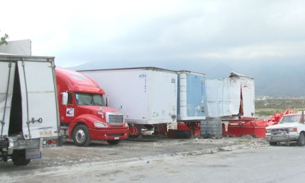 Estorban camiones siniestrados la vía pública en Saltillo