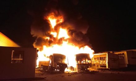 Arden camiones desmantelados en Saltillo; incendio pudo haber sido provocado