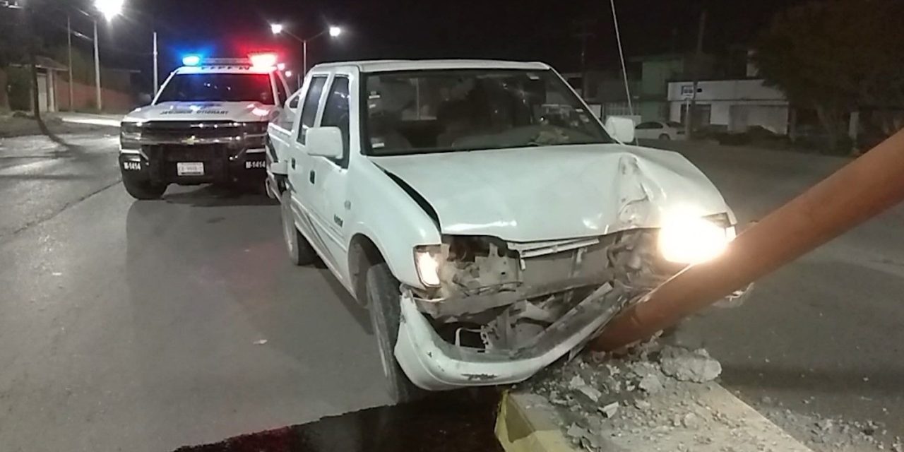 Abandonan camioneta de la Narro en Saltillo; conductor derribó una luminaria