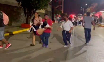 Alarma en secundaria de Chiapas, se intoxican y desmayan al menos 28 alumnos