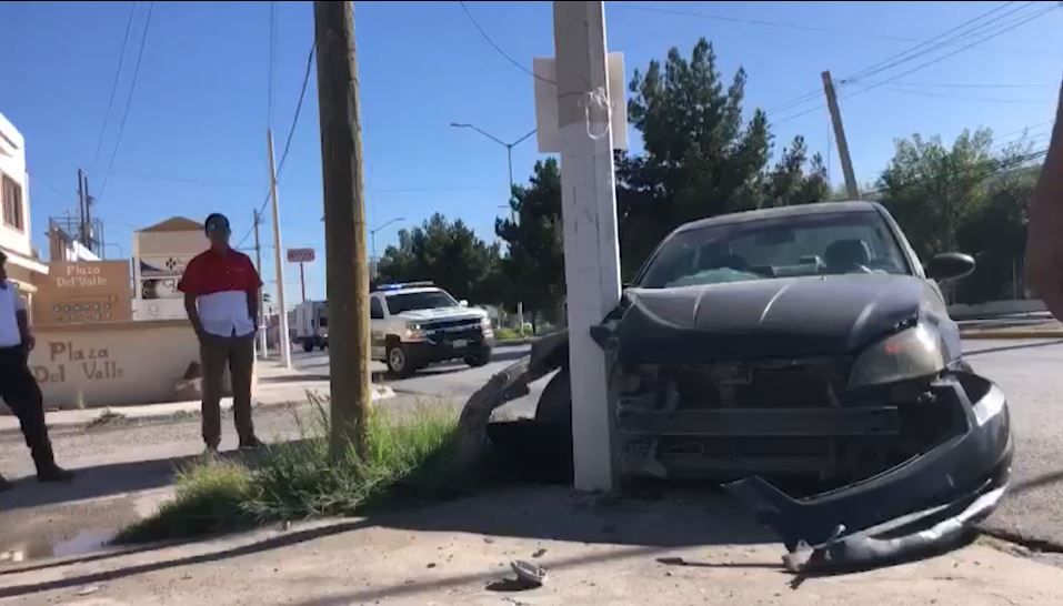 Saltillo: Choca su auto contra un poste sobre bulevar José Musa de León