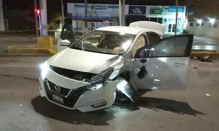 Joven en estado de ebriedad se pasa el rojo y causa accidente en Saltillo