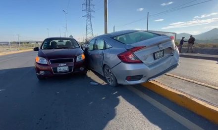 Juegan a los ‘carritos chocones’ en Saltillo; dos accidentes dejan daños materiales