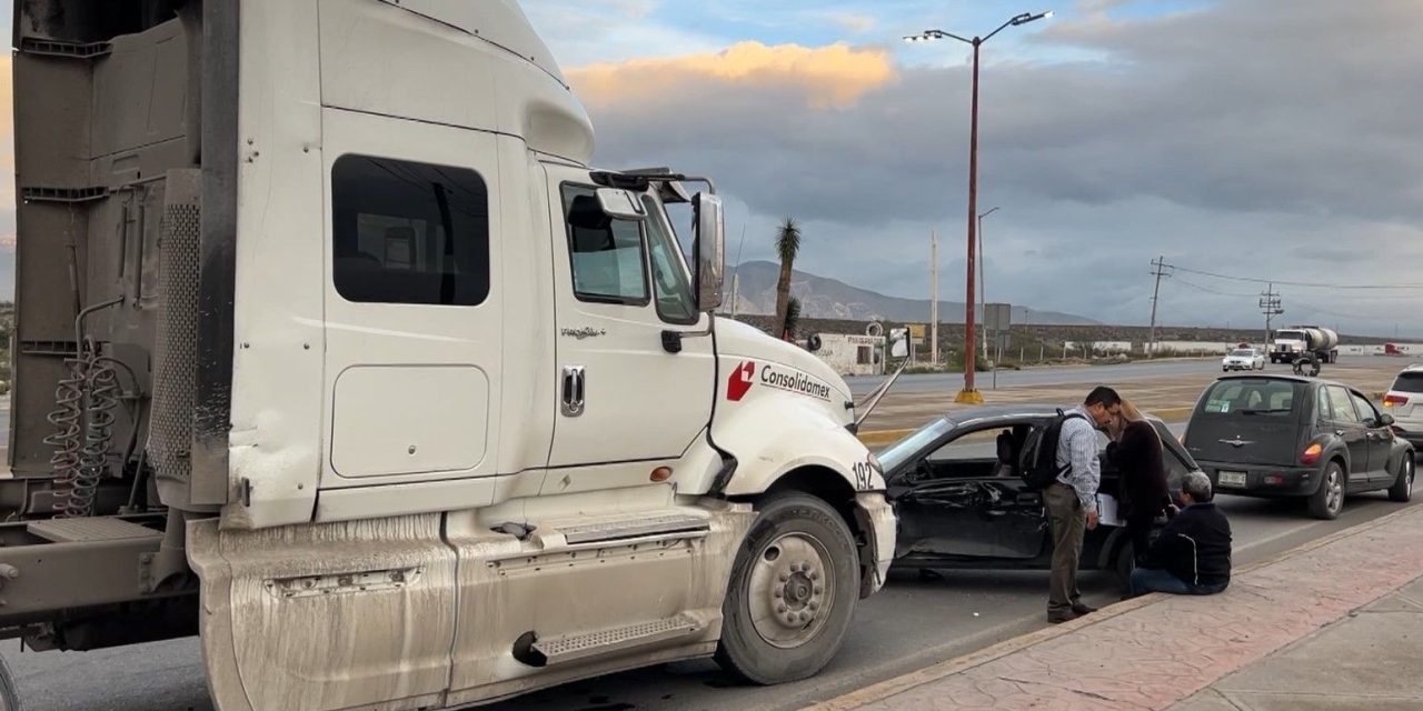 Tráiler choca y arrastra un auto compacto en Ramos Arizpe