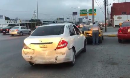 Saltillo: Choque múltiple en periférico Luis Echeverría deja mujer lesionada