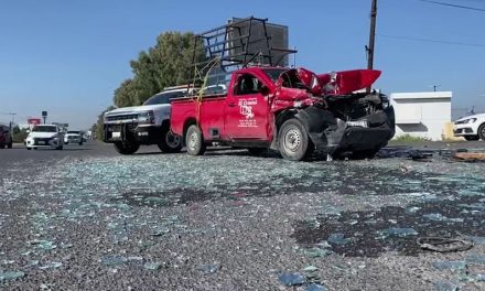 Cruza carriles de lado a lado y choca transporte de cristales sobre bulevar V. Carranza en Saltillo