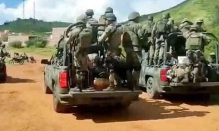 El momento en que corren a militares en Guerrero (video)