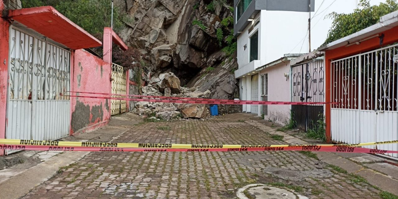Lluvias provocan derrumbe de rocas sobra una casa en Ecatepec