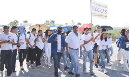 Desfilan y dan la bienvenida a nuevos lobos de la UAdeC Unidad Torreón