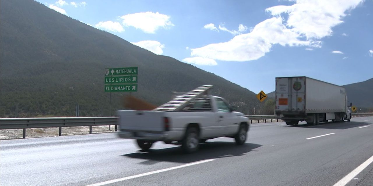 Tras lluvias, hay deslaves en la carretera de Arteaga