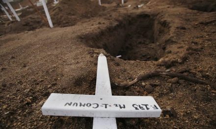Envían 24 cuerpos de migrantes a fosa común de Eagle Pass