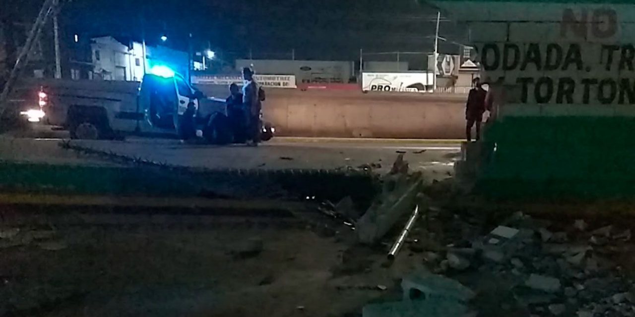 Le hace nueva entrada: Ebrio choca contra el Mercado de Abastos de Saltillo