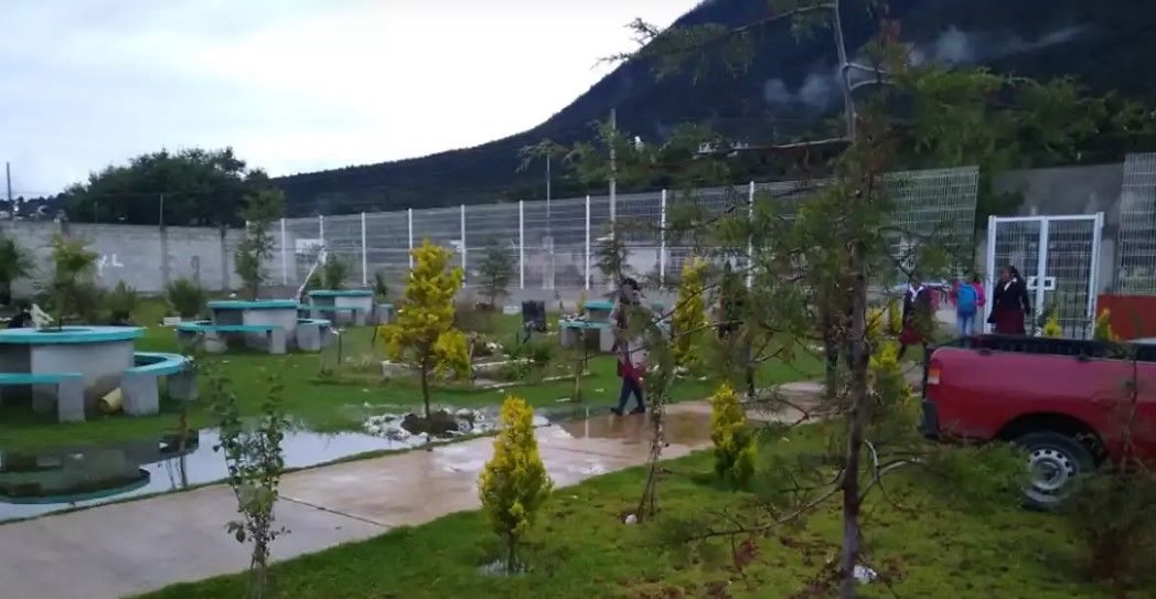 Comando armado ingresa a escuela y asalta a estudiantes y profesores en Puebla