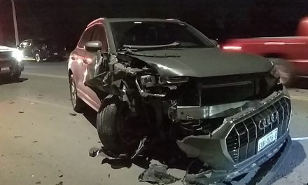 Hombre choca contra auto estacionado en Saltillo