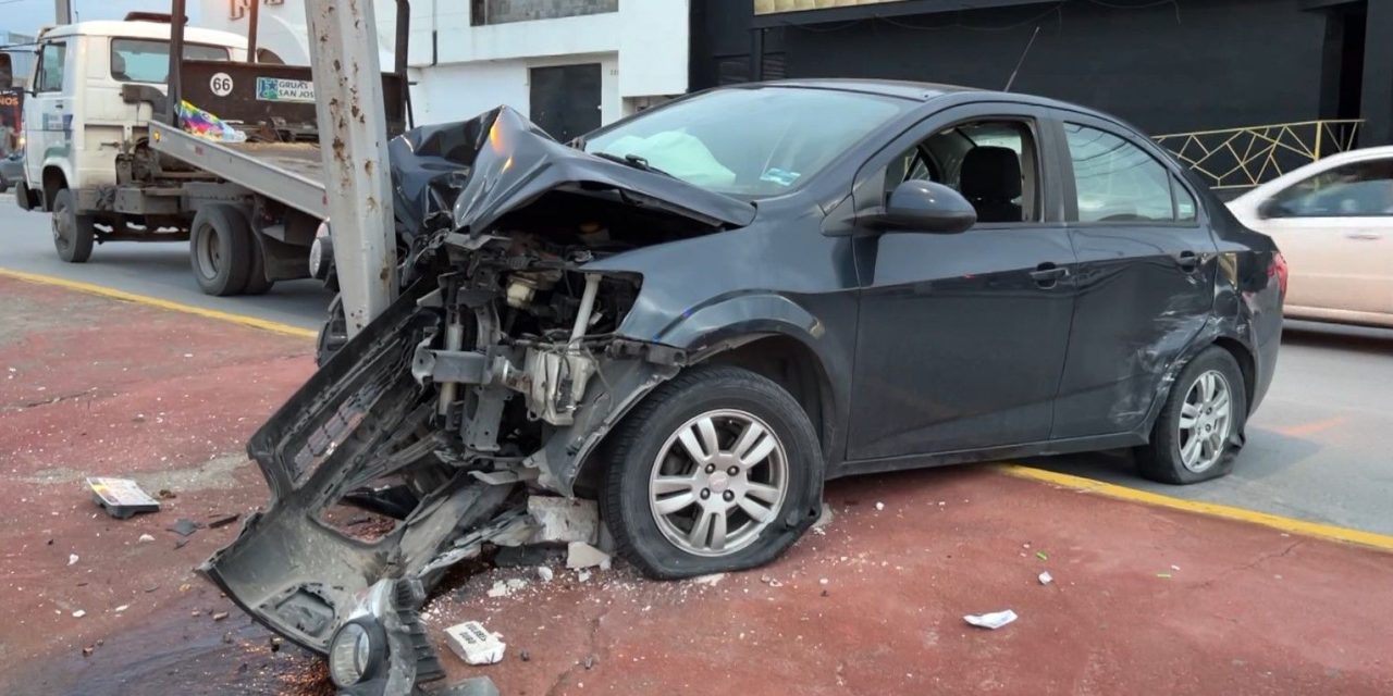 Saltillo: Mujer no hace alto y se impacta contra un poste en Los Pinos