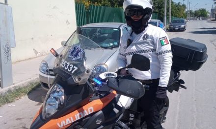 Oficial escolta a menor al hospital en Torreón