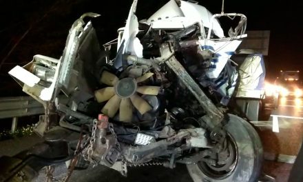 Graves tras quedar prensados, accidente paralizó la carretera 57
