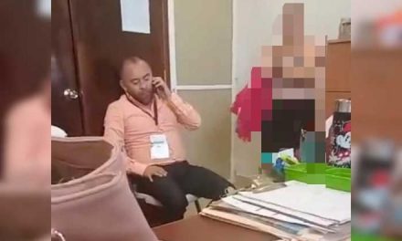 Captan a un funcionario de Morena en el Estado de México en actitudes impropias en plena oficina
