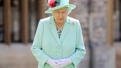 Reina Isabel II preocupa por su estado de salud; se encuentra bajo supervisión médica