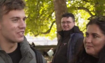 Jóvenes crean su historia de amor mientras despedían a la Reina Isabel