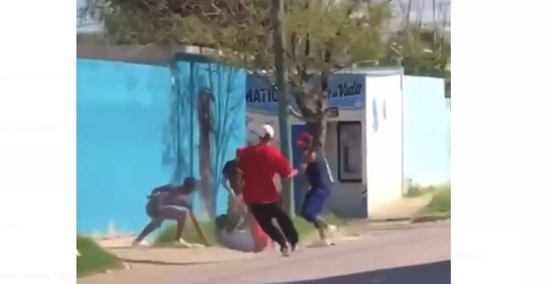 Se agarran a machetazos en Acuña (video)