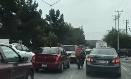 Motociclista arriesga la vida en las calles de Saltillo