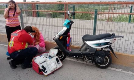 Impacta su motocicleta contra una camioneta en Ramos Arizpe