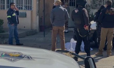 Hombre sufre un infarto y muere en la vía pública en Saltillo