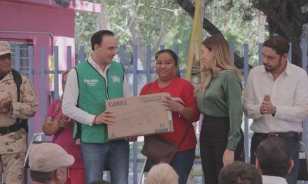 Múzquiz: Secretario de Inclusión y Desarrollo Social entrega más apoyos para familias damnificadas