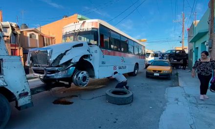Saltillo: Operador de ruta urbana se pasa el rojo y protagoniza choque