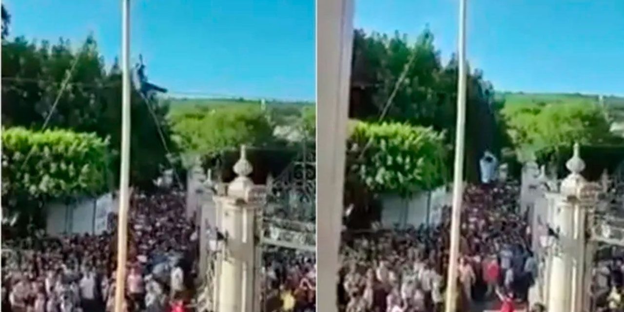 Joven cae 9 metros al jugar «palo encebado» en Michoacán (video)