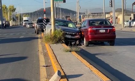 Par de accidentes dejan daños materiales en Saltillo