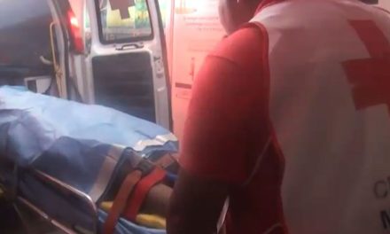 Pareja saltillense vuelca en carretera a Torreón