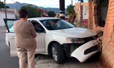 Saltillo: Se pasa alto y choca contra un domicilio en la colonia González