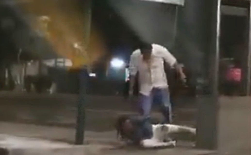 Graban a un hombre que golpea a una mujer en calles de la Ciudad de México (video)