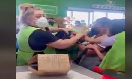 Empleada de Aurrerá se pelea con una clienta en las cajas por culpa de un hombre en Torreón