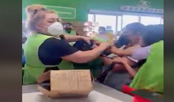 Empleada de Aurrerá se pelea con una clienta en las cajas por culpa de un hombre en Torreón