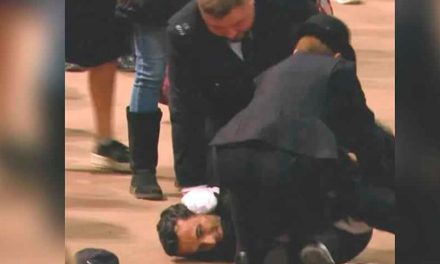 Hombre se lanza sobre el féretro de la Reina Isabel II (video)