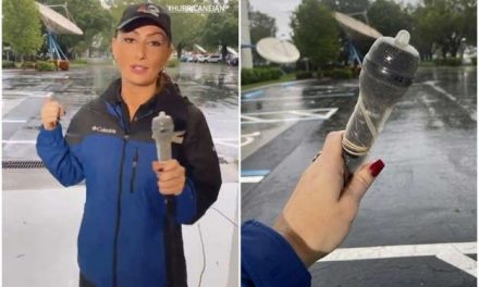 Reportera utiliza un condón para cubrir su micrófono durante su cobertura del huracán Ian