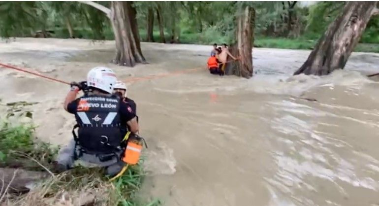 El momento exacto en que rescatan a dos familias de morir ahogadas en el río La Silla de Nuevo León (video)
