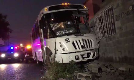 Convulsiona chofer de transporte de personal y choca contra domicilio en Saltillo