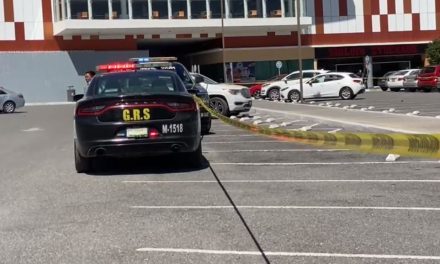 Hombre muere de un infarto en el estacionamiento de Galerías en Saltillo